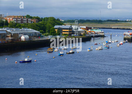 Hafen von Newcastle upon Tyne, mit Booten und Schiffen am Anlegeplatz Stock Photo