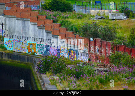Mauer am Hafen von Newcastle upon Tyne, mit Graffiti bunt bemalt Stock Photo