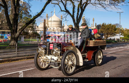 Brighton UK 3rd November 2019 - Early arrivals pass by the Royal Pavilion in Brighton as they near the finish of the Bonhams London to Brighton Veteran Car Run. Over 400 pre-1905 cars set off from Hyde Park London early this morning and finish at Brighton's Madeira Drive on the seafront : Credit Simon Dack / Alamy Live News Stock Photo