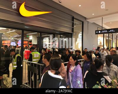 Consumers line up waiting to get inside a Nike store at the newly-opened  Capital Outlets in Xi'an city, Northwest China's Shaanxi province, 14  Septemb Stock Photo - Alamy