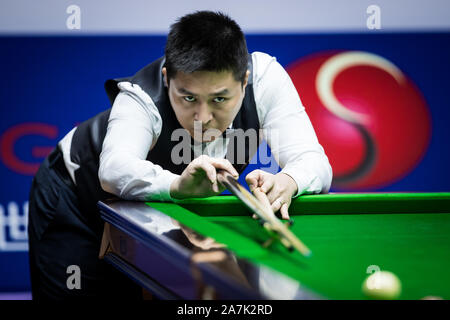 Chinese snooker player Caojin plays a shot at the Frist Round of 2019 Snooker Shanghai Masters in Shanghai, China, 10 September 2019. David Gilbert de Stock Photo