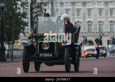 London, UK. 03rd Nov, 2019. An old automobile rides in front of Buckingham Palace during the London to Brighton Veteran Car Run 2019. Pre-1905 vehicles participating in the world's longest running motoring event left Hyde Park in the early hours to make the historic 60-mile journey to Brighton. (Photo by Laura Chiesa/Pacific Press) Credit: Pacific Press Agency/Alamy Live News Stock Photo