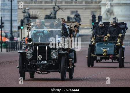 London, UK. 03rd Nov, 2019. An old automobile rides in front of Buckingham Palace during the London to Brighton Veteran Car Run 2019. Pre-1905 vehicles participating in the world's longest running motoring event left Hyde Park in the early hours to make the historic 60-mile journey to Brighton. (Photo by Laura Chiesa/Pacific Press) Credit: Pacific Press Agency/Alamy Live News Stock Photo