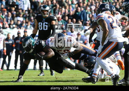 Philadelphia, PA, USA. 3rd Nov, 2019. Chicago Bears inside linebacker Roquan Smith (58) tackles Philadelphia Eagles running back Jordan Howard (24) during the NFL game between the Chicago Bears and the Philadelphia Eagles held at Lincoln Financial Field in Philadelphia, PA. Eric Canha/CSM/Alamy Live News Stock Photo