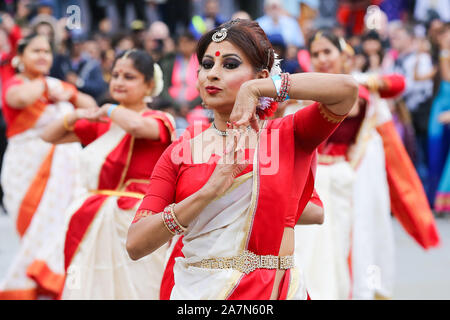 Trafalgar Square, London, UK. 3rd Nov, 2019. Dancers in colourful saris and costumes perform a traditional Gujarati folk dance in Trafalgar Square to celebrate Diwali - the festival of light. Hundreds of Hindus, Sikhs, Jains and people from all communities attend Diwali celebrations in London's Trafalgar Square. Diwali s celebrated each year with a free concert of traditional, religious and contemporary Asian music and dance. Credit: Dinendra Haria/Alamy Live News Stock Photo