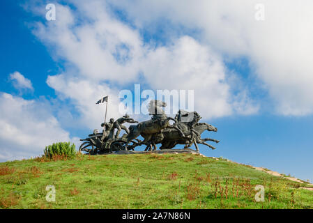 Kahovka, Kherson region/Ukraine – October 26 2019: Red Guard and a monument to a cart. A cart with a machine gun, analogous to the times of the revolu Stock Photo