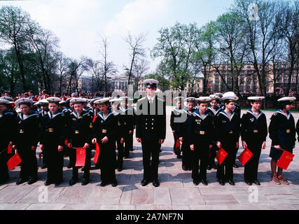 Russian Navel cadets at the eternal flame in the Alexander Garden at the West wall of the Kremlin in Moscow, Russia, on Victory Day, 09 May 1991. Stock Photo