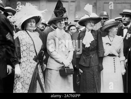 President William Howard Taft with his wife, Helen and children in 1909 ...