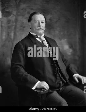 William Howard Taft (1857-1930), 27th President of the United States 1909-1913, 10th Chief Justice of the United States 1921-1930, Three-Quarter Length Seated Portrait as U.S. Secretary of War under U.S. President Theodore Roosevelt,  Photograph by Harris & Ewing, 1906 Stock Photo