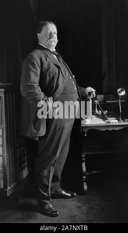 William Howard Taft Receiving Telephone Call from U.S. President Theodore Roosevelt informing him that he had been nominated as Republican Candidate for U.S. President, Photograph by George W. Harris, Harris & Ewing, June 1908 Stock Photo
