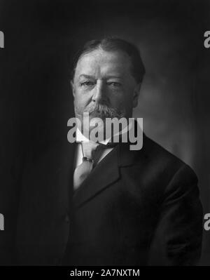 William Howard Taft (1857-1930), 27th President of the United States 1909-1913, 10th Chief Justice of the United States 1921-1930, Half-Length Portrait as U.S. Secretary of War under U.S. President Theodore Roosevelt,  Photograph by Harris & Ewing, 1906 Stock Photo