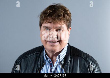 Dresden, Germany. 30th Oct, 2019. The singer Frank Schöbel stands in front of a photo wall in the boulevard theatre. The occasion is the presentation of the musical 'Frank Schöbel Story', which deals with the career of the GDR hit singer Frank Schöbel on stage. Credit: Sebastian Kahnert/dpa-Zentralbild/dpa/Alamy Live News Stock Photo