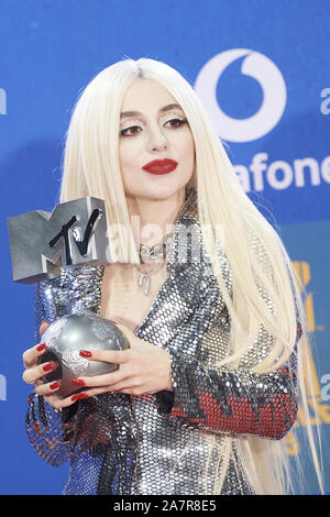 November 3, 2019, Sevilla, Andalucia, Spain: Ava Max attends 2019 MTV Europe Music Awards (EMAs) - Winners Room at FIBES Conference and Exhibition Centre on November 3, 2019 in Sevilla, Spain (Credit Image: © Jack Abuin/ZUMA Wire) Stock Photo