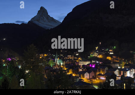 Night view of the ski resort of Zermatt (Switzerland) with the Matterhorn (Cervino mountain) in the background Stock Photo