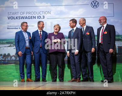 04 November 2019, Saxony, Zwickau: Federal Chancellor Angela Merkel (M, CDU) and Herbert Diess (2nd from left), VW Group President, and Michael Kretschmer (CDU, 3rd from right), Minister President of Saxony, will be attending the event for the production of the ID.3 electric car alongside Jens Rothe, Chairman of the VW Supervisory Board (l), Hans-Dieter Pötsch (2nd from right), Chairman of the Supervisory Board of Volkswagen AG, and Bernd Osterloh (r), Chairman of the VW General and Group Works Council (r). at the event for the production of the ID.3 electric car, alongside Jens Rothe, member Stock Photo
