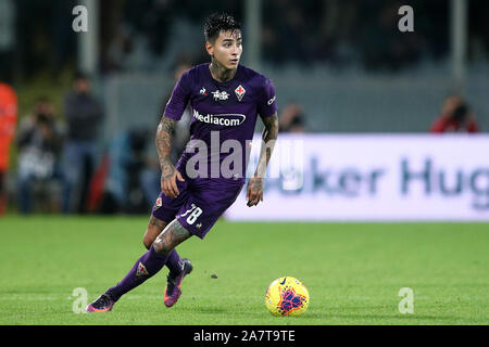 the player of acf fiorentina erick pulgar in contrast the player