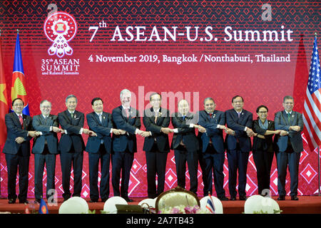 (191104) -- BANGKOK, Nov. 4, 2019 (Xinhua) -- Guests attending the 7th ASEAN-U.S. Summit pose for a group photo during the summit in Bangkok, Thailand, Nov. 4, 2019. (Xinhua/Rachen Sageamsak) Stock Photo