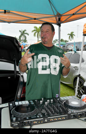 Miami, United States Of America. 03rd Nov, 2019. MIAMI, FLORIDA - NOVEMBER 03: New York Jets Fans Party Prior to away Game Vs Miami Dolphins at Hard Rock Stadium on November 3, 2019 in Miami, Florida. People: New York Jets Fans Credit: Storms Media Group/Alamy Live News Stock Photo