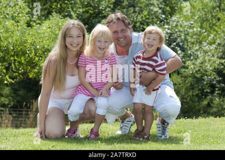 Familienfoto, glücklich Familie, Mann, Frau, zwei Kinder, MR: Yes Stock Photo