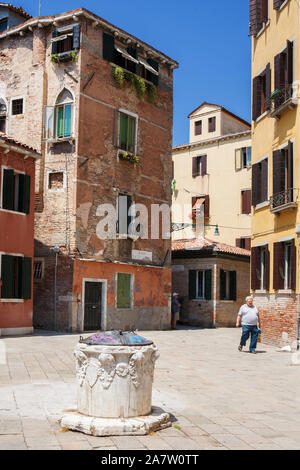 Campiello de le Stroppe, Santa Croce, Venice, Italy: a quiet and rather run-down square, with a well-head in the centre Stock Photo