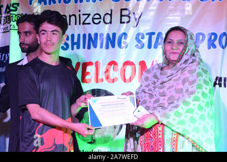 QUETTA, PAKISTAN. Nov 04-2019: social activist giving best performance certificate to an artist during Pakistan Culture Show. Organized by Shining Sta Stock Photo