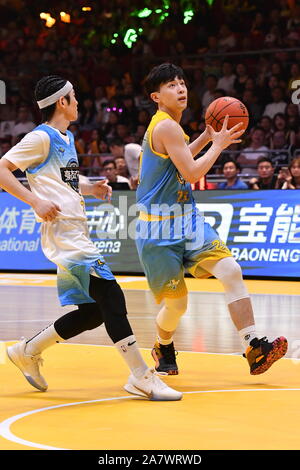 Chinese actor Deng Lun takes part in the 3rd Jeremy Lin All Star charity basketball game in Guangzhou city, south China's Guangdong province, 10 Augus Stock Photo
