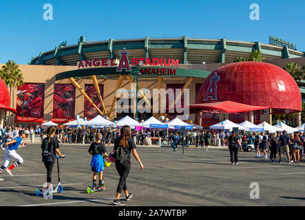 Anaheim, CA / USA - Nov 3, 2019: Colorful statue of Mickey Mouse dressed in  an Angels baseball uniform greets visitors at entrance of Angel Stadium  Stock Photo - Alamy