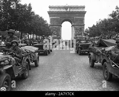 Jeeps of the American 28th Infantry Division move en masse down the Champs Elysees, passing through the Arc de Triomphe in Paris, France. 8 29 44. Stock Photo