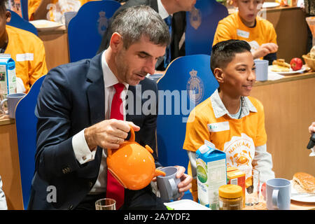 DEN HAAG, 05-11-2019, Binnenhofontbijt at ProDemos. Dutch parliament members have breakfast with children because of the Schoolontbijt week. Staatsecretaris van Volksgezondheid, Welzijn en SportPaul Blokhuis Stock Photo