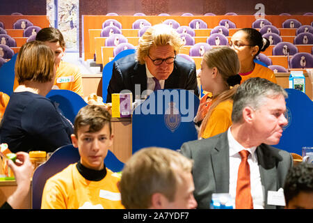 DEN HAAG, 05-11-2019, Binnenhofontbijt at ProDemos. Dutch parliament members have breakfast with children because of the Schoolontbijt week. VVD Member of parliament Martin Wörsdörfer . Stock Photo