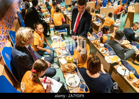 DEN HAAG, 05-11-2019, Binnenhofontbijt at ProDemos. Dutch parliament members have breakfast with children because of the Schoolontbijt week. Staatsecretaris van Volksgezondheid, Welzijn en SportPaul Blokhuis Stock Photo