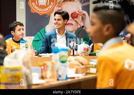 DEN HAAG, 05-11-2019, Binnenhofontbijt at ProDemos. Dutch parliament members have breakfast with children because of the Schoolontbijt week. D66 Member of parliament Rob Jetten. Stock Photo