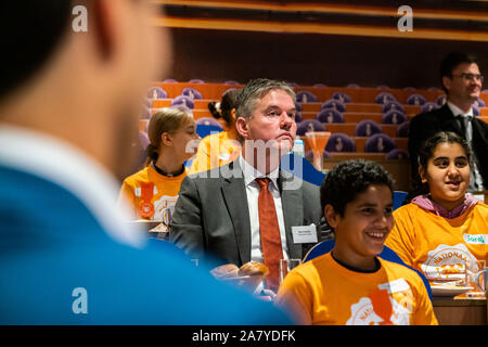 DEN HAAG, 05-11-2019, Binnenhofontbijt at ProDemos. Dutch parliament members have breakfast with children because of the Schoolontbijt week. VVD Member of parliament Bart Smals. Stock Photo