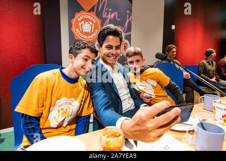 DEN HAAG, 05-11-2019, Binnenhofontbijt at ProDemos. Dutch parliament members have breakfast with children because of the Schoolontbijt week. D66 Member of parliament Rob Jetten. Stock Photo