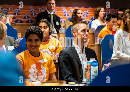 DEN HAAG, 05-11-2019, Binnenhofontbijt at ProDemos. Dutch parliament members have breakfast with children because of the Schoolontbijt week. SP Member of parliament Michiel van Nispen Stock Photo