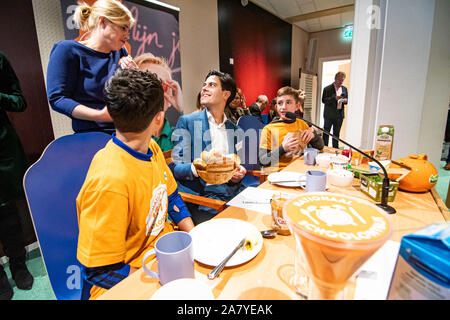 DEN HAAG, 05-11-2019, Binnenhofontbijt at ProDemos. Dutch parliament members have breakfast with children because of the Schoolontbijt week. D66 Member of parliament Rob Jetten. Stock Photo