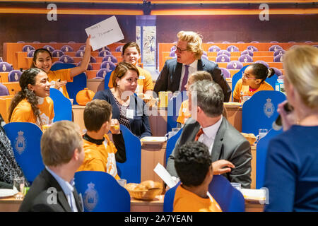 DEN HAAG, 05-11-2019, Binnenhofontbijt at ProDemos. Dutch parliament members have breakfast with children because of the Schoolontbijt week. Stock Photo