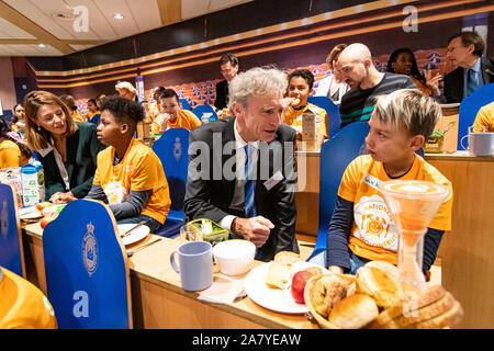 DEN HAAG, 05-11-2019, Binnenhofontbijt at ProDemos. Dutch parliament members have breakfast with children because of the Schoolontbijt week. Members First Chamber Petra Stiemen and Paul Rosenmoller. Stock Photo