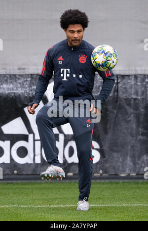 05 November 2019, Bavaria, Munich: Soccer: Champions League, Bayern Munich - Olympiakos Piräus, group phase, group B, 4th matchday, final training of Bayern Munich on the training ground at Säbener Straße. Serge Gnabry plays the ball. Photo: Sven Hoppe/dpa Stock Photo