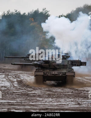 Munster, Germany. 11th Oct, 2019. Leopard 2A6 battle tanks of the German Federal Armed Forces, drive over the training area during the information training exercise Land Operations 2019. Credit: Philipp Schulze/dpa/Alamy Live News Stock Photo