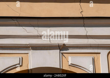A large crack in a wall Photographed at Sankt Urlichs church, Vienna Stock Photo