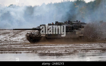 Munster, Germany. 11th Oct, 2019. Leopard 2A6 battle tanks of the German Federal Armed Forces, drive over the training area during the information training exercise Land Operations 2019. Credit: Philipp Schulze/dpa/Alamy Live News Stock Photo