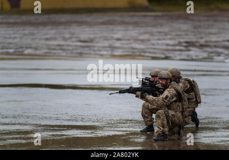 Munster, Germany. 11th Oct, 2019. Soldiers of the German Federal Armed Forces fight in the information training exercise Land Operations 2019, on the training range. Credit: Philipp Schulze/dpa/Alamy Live News Stock Photo