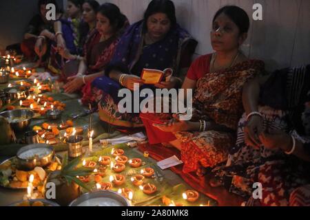 Dhaka, Bangladesh. 5th Nov, 2019. Hindu devotees offer prayers with incense sticks and oil lamps as they prepare to break their fast during the Rakher Updbas religious festival in Old Dhaka. Credit: MD Mehedi Hasan/ZUMA Wire/Alamy Live News Stock Photo