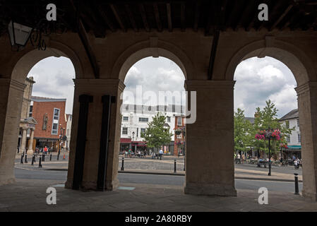 Through the large arch of the Abingdon County Hall Museum towards the Town Square in Abingdon-on-Thames, a historic market town in South Oxfordshire i Stock Photo