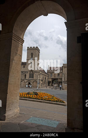 Through the large arch of the Abingdon County Hall Museum towards Saint NicolasÕ church and the Guild Hall in Abingdon-on-Thames, a historic market to Stock Photo