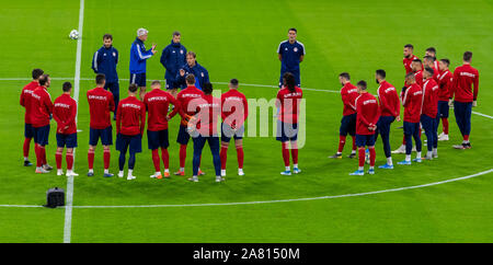05 November 2019, Bavaria, Munich: Soccer: Champions League, Bayern Munich - Olympiakos Piraeus, group stage, group B, before the 4th matchday, final training of Olympiakos Piraeus. Coach Pedro Martins (M) leads the training and gives instructions to the players. Photo: Sven Hoppe/dpa Stock Photo