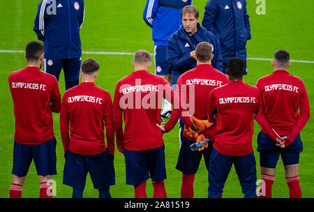 05 November 2019, Bavaria, Munich: Soccer: Champions League, Bayern Munich - Olympiakos Piraeus, group stage, group B, before the 4th matchday, final training of Olympiakos Piraeus. Coach Pedro Martins (M) leads the training and gives instructions to the players. Photo: Sven Hoppe/dpa Stock Photo