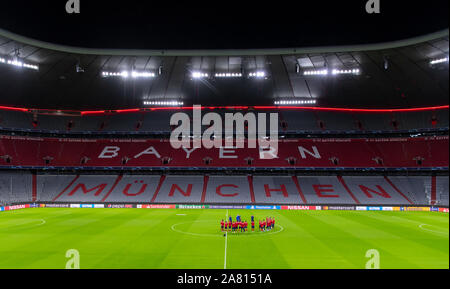 05 November 2019, Bavaria, Munich: Soccer: Champions League, Bayern Munich - Olympiakos Piraeus, group stage, group B, before the 4th matchday, final training of Olympiakos Piraeus. The Olympiakos players are in the middle circle during training. Photo: Sven Hoppe/dpa Stock Photo