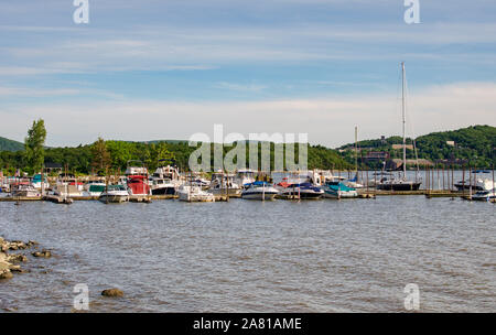 Hudson River, boats and sailboats docked in the water Cold Spring, Putnam County, New York, USA Stock Photo